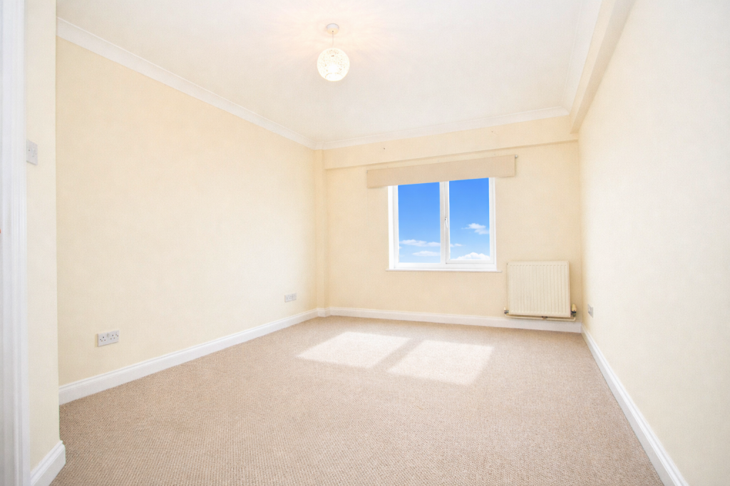Lot: 73 - TWO-BEDROOM SEAFRONT FLAT WITH PARKING - Main bedroom